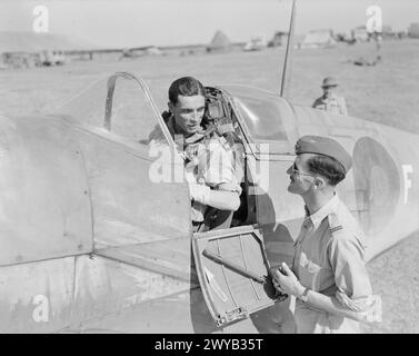 Geschwaderführer J T Morgan von Nr. 682 Squadron RAF spricht mit dem Flying Officer R S Fortune aus dem Cockpit einer Supermarine Spitfire PR Mark XI in San Severo, Italien, während RAF-Operationen in Italien, auf dem Balkan und Südosteuropa, 1944–1945. Stockfoto