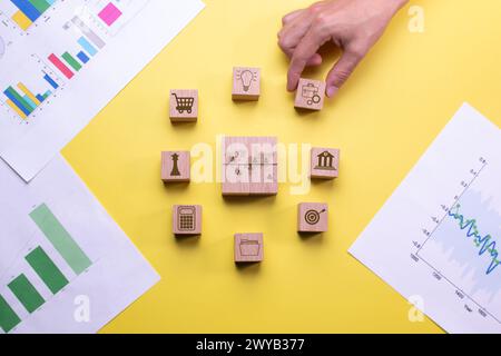 Geschäftsstrategiekonzept. Holzwürfel auf gelbem Hintergrund Stockfoto