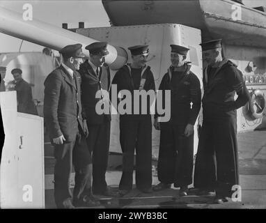 128 JAHRE IN DER MARINE. 15. FEBRUAR 1943, HARWICH, INSGESAMT 128 JAHRE DIENST IN DER ROYAL NAVY, IST DER KOMBINIERTE REKORD VON FÜNF EINSÄTZEN IM ZERSTÖRER HMS MACKAY. ALLE DIESE MÄNNER SIND MARINEPENSIONÄRE, DIE DEN GROSSTEIL IHRES LEBENS AUF SEE VERBRACHT HABEN. EINIGE MÄNNER WURDEN BEI KRIEGSAUSBRUCH IN DIE NAVY ZURÜCKGERUFEN. - Von links nach rechts: Petty Officer Mathie, Chief Telegraph Bycroft, Able Seaman Slaney, Able Seaman Copp, Able Seaman Orman. , Stockfoto