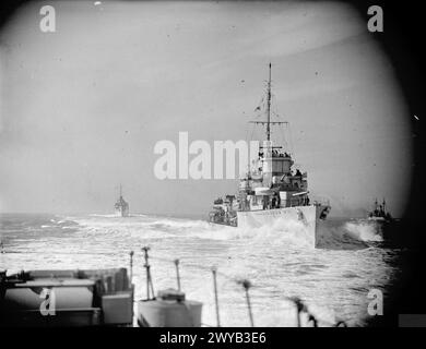 LEICHTE KÜSTENKRÄFTE ÜBEN ANGRIFFE AUF ZERSTÖRER AUS. 8., 9. UND 10. JULI 1943 AN BORD DER HMS WHITSHED IN DER NORDSEE. - Die Zerstörer HMS WORCESTER und WALPOLE (folgen) mit rechtem Teil des Konvois. , Stockfoto