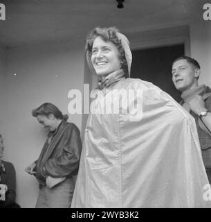 JUNGE WANDERER IN YORKSHIRE: DIE ARBEIT DER YOUTH HOSTEL ASSOCIATION IN WARTIME, MALHAM, YORKSHIRE, ENGLAND, VEREINIGTES KÖNIGREICH, 1944 - in der Jugendherberge in Malham, Nell Petrie (von Jarrow) ist bereit, einen Tag zu Fuß zu beginnen, komplett mit regenkap und Sou-wester. , Stockfoto