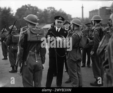 Am 3. September 1943 inspizierte Admiral Sir Charles Kennedy-Purvis die Home Guard bei der Horse Guards Parade in London, während er eine Demonstration einer Sten-Kanone beobachtete. Stockfoto