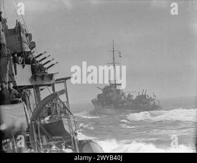 ZERSTÖRER FÜHREN ÜBUNGEN DURCH. SEPTEMBER 1940 AN BORD DER HMS KELVIN. - Zerstörer, die sich während der Übungen nahe beieinander bewegen. , Stockfoto