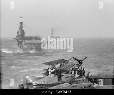 OPERATIONSSOCKEL, AUGUST 1942 - Vorschübe: 3. - 10. August 1942: Foto vom After End of VICTORIOUS' Flugdeck mit HMS INDOMITABLE und EAGLE. Ein Hawker Sea Hurricane und ein Fairey Albacore sind auf dem Flugdeck VON VICTORIOUS angegriffen. , Royal Navy, HMS Indomitable, Aircraft Carrier, (1940), Royal Navy, EAGLE (HMS) Stockfoto