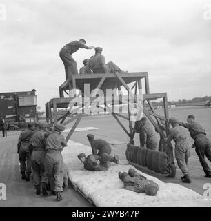 Rekruten des 6. Bataillons, Welch Regiment, British Army, trainierten im August 1942 auf dem Ringway bei Manchester, England und übten Fallschirmabwürfe durch eine bewegliche Öffnung. Stockfoto