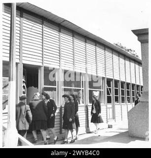 CAEN, WIE ES HEUTE IST [25 GARNISON] - Originaltitel aus der Kriegszeit: Temporäre Holzläden wurden in Caen gebaut, um das Einkaufen zu erleichtern. Fotografisches negativ, britische Armee, 21. Armeegruppe Stockfoto