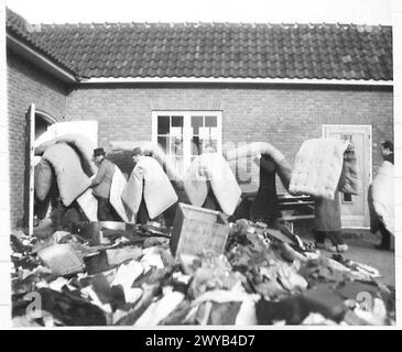 VUGHT INTERNIERUNGSLAGER - Originalunterschrift aus der Kriegszeit: Eine Gruppe von Internierten trägt ihre Betten zum Schlafplatz. Fotografisches negativ, britische Armee, 21. Armeegruppe Stockfoto