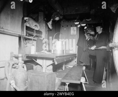 AN BORD DER KAPITULIERTEN U 532. 18. MAI 1945, GLADSTONE DOCK, LIVERPOOL. AN BORD DER U 532 GAB SICH DIE BLOCKADE DES DEUTSCHEN U-BOOTS AUF DEM WEG VON JAPAN MIT EINER LADUNG AUS TIN, CHININ, WOLFRAM UND GUMMI IM ATLANTIK AUF. - Im Unteroffizier-Chaos der U 532. , Stockfoto