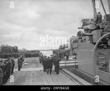 BESUCH DES KÖNIGS UND DER KÖNIGIN IN BELFAST AUF DER HMS PHOEBE. 1942. - HM der König wird gezeigt, wie er vom Kreuzer HMS PHOEBE aussteigt. , Stockfoto