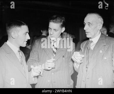 DORCHESTER DINNER FÜR FÄHRBESATZUNGEN. 17. AUGUST 1943, DORCHESTER HOTEL, LONDON. EIN ABENDESSEN FÜR BRITISCHE FÄHRBESATZUNGEN, DAS SIND EINIGE DER MÄNNER VON 17 BIS 70, DIE ALS FREIWILLIGE SEELEUTE UNTER DER ADMIRALITÄT DIE RUNNER CREWS DES KLEINEN SCHIFFES BEREITSTELLEN. - Von links nach rechts: D E Chambers, G E Gallant (17 Jahre) und I E Cadman. , Stockfoto