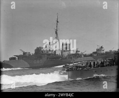 ZERSTÖRER FÜHREN ÜBUNGEN DURCH. SEPTEMBER 1940 AN BORD DER HMS KELVIN. - Zerstörer, die sich während der Übungen nahe beieinander bewegen. HMS JUPITER (G85) ist am weitesten von der Kamera entfernt. , Stockfoto