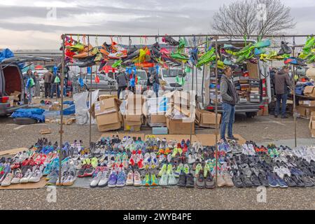 Belgrad, Serbien - 10. Februar 2024: Second Hand Schuhe Turnschuhe Sportschuhe auf dem Flohmarkt Bubanj Potok. Stockfoto