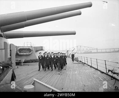 AN BORD DER HMS RODNEY. SEPTEMBER 1940, SCHULUNGSINSTRUKTION AN BORD. - Eine Klasse von Seeleuten unter Anleitung der großen Geschütze der HMS RODNEY. , Stockfoto