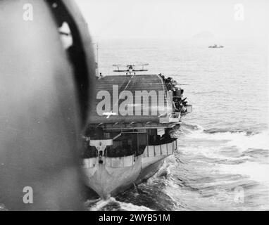 MIT DEM BEGLEITTRÄGER HMS SMITER. 1944, AUF SEE, AN BORD EINES FAIREY-SCHWERTFISCHES DES FLUGZEUGTRÄGERS WÄHREND DER AUSBILDUNG VON DECK-LANDUNGSKONTROLLBEAMTEN, ALS FLUGZEUGE STARTETEN UND LANDETEN. - Auf den SMITER herunterzusehen, als ein Fairey-Schwertfisch an Land kam. , Stockfoto