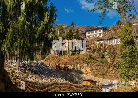 Blick auf Trongsa Dzong in Bumthang, Bhutan Blick auf den Trongsa Dzong an einem sonnigen Tag mit blauem Himmel Bhutan *** Blick auf den Trongsa Dzong in Bumthang, B Stockfoto