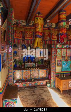 Bunter Altar in einem Privathaus im P, bhutanischer bunter Altar in einem Privathaus im P Stockfoto