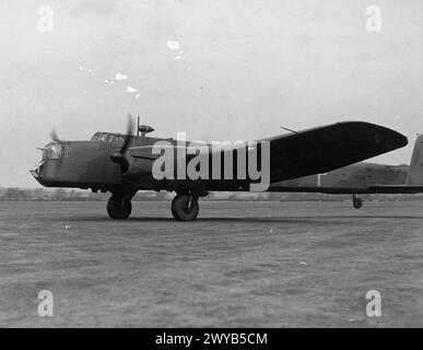 RAF-BOMBERKOMMANDO 1940 - Armstrong Whitworth Whitley Mk V N1385 DY-P der No. 102 Squadron startet während eines Pressetages in Driffield im März 1940. , Stockfoto