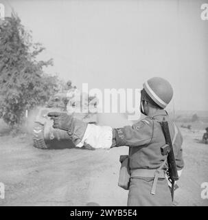 DIE POLNISCHE ARMEE IM NORMANDIE-FELDZUG, 1944 - Militärpolizist der Verkehrsreglergeschwader (1. Polnische Panzerdivision), der den Straßenverkehr zu Beginn der Operation 'Totalise', südlich von Caen, am 8. August 1944 regelt. Polnische Armee, polnische Streitkräfte im Westen, 1. Panzerdivision Stockfoto