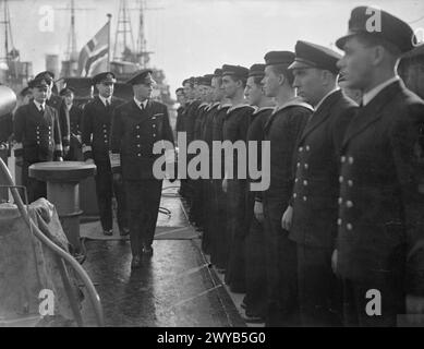 KRONPRINZ OLAV VON NORWEGEN BESUCHT DEN NORWEGISCHEN ZERSTÖRER HMNS SLEIPNER, DER MIT DER BRITISCHEN MARINE ZUSAMMENARBEITET. 1940. - Prinz Olav inspiziert die Ehrengarde. , Stockfoto