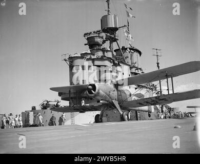 DER BRITISCHE FLUGZEUGTRÄGER HMS FORMIDABLE IM AKTIVEN DIENST. SEPTEMBER 1942. - Ein Fairey Albacore fährt ab. , Stockfoto