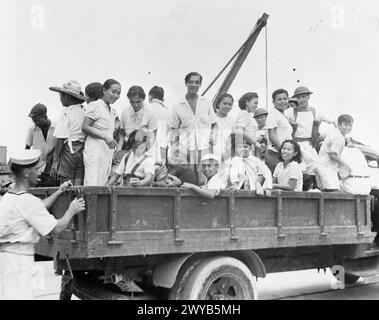 BEFREIUNG HONGKONGS. 30. AUGUST 1945 UND DANACH. SZENEN NACH DER WIEDERBESETZUNG DER KRONENKOLONIE. - Eine Ladung Internierter lächelt, als sie von der Royal Navy nach der Wiederbesetzung Hongkongs in ein Rastlager transportiert werden. , Stockfoto