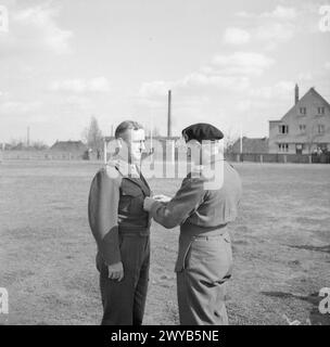 Am D-Day, dem 6. Juni 1944, erhielt Generalleutnant T. Gerow vom 5. US-Korps unter General Bradley den Companion of the Bath von General Bernard Montgomery. Das 5. US-Korps koordinierte die Landungen am Omaha Beach während der Operation Overlord. Stockfoto