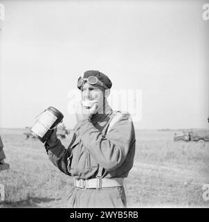 DIE POLNISCHE ARMEE IM NORMANDIE-FELDZUG, 1944 – Ein Soldat der 1. Polnischen Panzerdivision, der ein eiliges Essen genießt, bevor er sich zu Beginn der Operation 'Totalise' südlich von Caen am 8. August 1944 zur Schlacht aufmacht. Polnische Armee, polnische Streitkräfte im Westen, 1. Panzerdivision Stockfoto