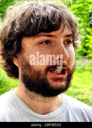 Ein junger Mann, der ein blödes Lächeln macht Stockfoto