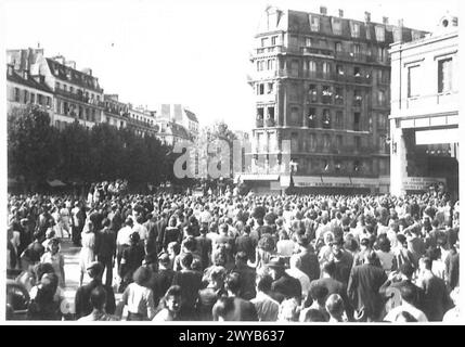 PARIS MASKIERT JEER DEUTSCHE GEFANGENE - Originalunterschrift aus der Kriegszeit: Diese Fotos zeigen deutsche Gefangene, leitende Beamte, die von einem Bahnhof durch Massen von lächerlichen Pariser vertrieben werden. Mitglieder des F.F.I. waren die bewaffnete Wache. Fotografisches negativ, britische Armee, 21. Armeegruppe Stockfoto