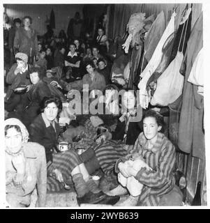 BELSEN CAMP - Originalunterschrift aus der Kriegszeit: In einigen Teilen des Lagers gibt es immer noch schmutzige Bedingungen, die in wenigen Tagen beseitigt werden. Fotografisches negativ, britische Armee, 21. Armeegruppe Stockfoto