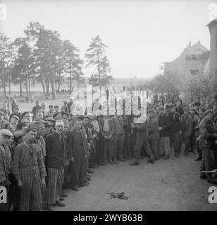 Einige Häftlinge des Konzentrationslagers Bergen-Belsen werden bei der Ankunft der britischen Befreier 1945 erleichtert dargestellt. Stockfoto