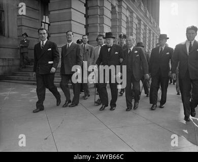 Premierminister Winston Churchill hält am 19. Mai 1943 eine 55-minütige Rede vor dem Kongress in Washington, die weltweit ausgestrahlt wird. Vor dem Kapitol versammeln sich Menschen um Autos und lauschen der Rede mit dem Kapitolgebäude im Hintergrund. Stockfoto
