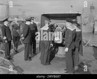 KRONPRINZ OLAV VON NORWEGEN BESUCHT DEN NORWEGISCHEN ZERSTÖRER HMNS SLEIPNER, DER MIT DER BRITISCHEN MARINE ZUSAMMENARBEITET. 1940. - Prinz Olav inspiziert die Schützenmannschaft während des Trainings. , Stockfoto