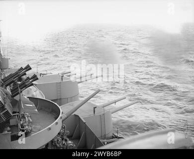 AN BORD DER HMS RODNEY. SEPTEMBER 1940, AN BORD DES SCHLACHTSCHIFFES UND IM HAFEN. - Die sekundäre Bewaffnung des Schlachtschiffs. , Stockfoto