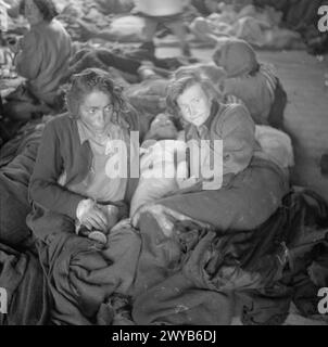 Im April 1945 wurden in einer Lagerhütte Bergen-Belsen schmutzige und entschäumte Häftlinge beobachtet, die an Typhus litten. Stockfoto