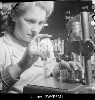 Jane Wales inspiziert 1942 einen Nockenwellenbuchse auf einem Komparator in einer Fabrik von Rolls Royce. Im Bereich Produktion von Flugzeugtriebwerken werden Durchmesser, Längen und Härte von Kolben, Kolbenbolzen, Pumpen und Ladedruckregelung für Merlin-Motoren geprüft. Stockfoto