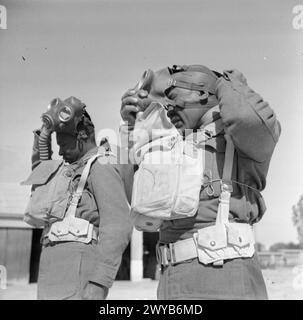 Afrikanische Soldaten der Britischen Armee in Nordafrika, 1942, mit Gasmasken während des Trainings oder der Einsatzvorbereitung im Zweiten Weltkrieg Stockfoto