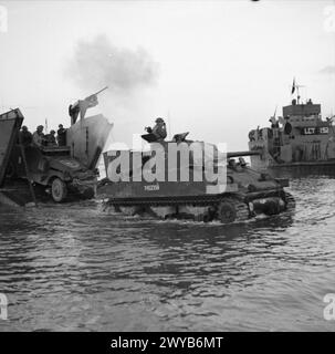 DIE SCHLACHT VON ANZIO, JANUAR-JUNI 1944: Ein Sherman-Panzer kommt am 22. Januar 1944 von einem Landungsschiff in Anzio an Land. , Stockfoto