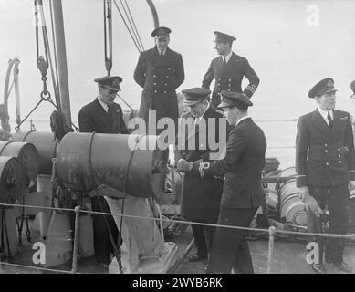 ADMIRAL SIR MAX K HORTON, DER VOR KURZEM ADMIRAL SIR PERCY NOBLE ALS OBERBEFEHLSHABER, WESTERN APPROACHES, ENTLIESS, NUTZTE DIE FRÜHESTE GELEGENHEIT, DIE BEGLEITSCHIFFE UNTER SEINEM KOMMANDO ZU INSPIZIEREN. 30. NOVEMBER 1942. - Der neue Oberbefehlshaber inspiziert einen Tiefenladungswerfer an Bord eines Zerstörers. , Stockfoto