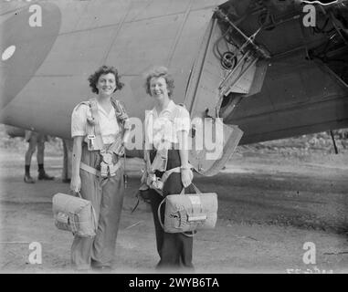 MIT DER FLOTTENLUFTWAFFE IM OSTEN. ROYAL MARINEFLUGSTATION KATAKURUNDA, CEYLON. TÄTIGKEITEN DES FLOTTENFLUGWAFFENBODENPERSONALS IN DEN TROPEN. - Wren J Reynolds aus Hove und Wren H E Smith aus Little London in der Nähe von Basingstoke, werden an Bord eines Avenger gehen, um ihnen zu helfen, ihre Aufgaben als W/T-Betreiber umfassender zu erfüllen. , Stockfoto