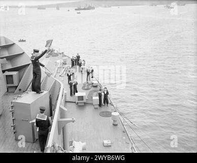 ENTWÄSSERUNG DES ROYAL NAVY-ZUGES AUF DEM MODERNEN SCHULSCHIFF. SEPTEMBER 1941 AN BORD DES ZERSTÖRER-DEPOT-SCHIFFES HMS TYNE. DIE DESTROYERMEN SIND AUSGEBILDET IN GESCHÜTZE, TORPEDOFEUER, U-BOOT-ABWEHR, SEEMANNSCHAFT UND SIGNALGEBUNG. ES WERDEN SCHIFFSMODELLE VERWENDET UND DIE BELEUCHTUNG IST SO ANGEORDNET, DASS SIE DIE EFFEKTE VON SCHEINWERFERN, STERNMUSCHELN UND GESCHÜTZBLITZEN ERZEUGT. - Eine Klasse von Signalen, die in Semaphore ausgebildet werden. Sie stehen bei Paaren, einer liest es und der andere nimmt es runter. Ihnen wird der Brief I gegeben , Stockfoto