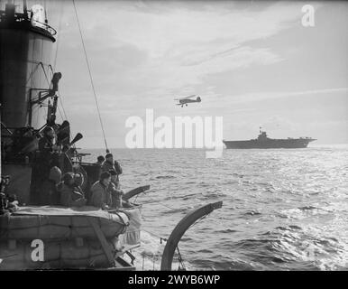 Flugzeuge starten von der HMS Ark Royal, um den Feind anzugreifen, wie sie von der HMS Kelvin während einer Operation der Mittelmeerflotte am 27. November 1940 gesehen wurden. Stockfoto