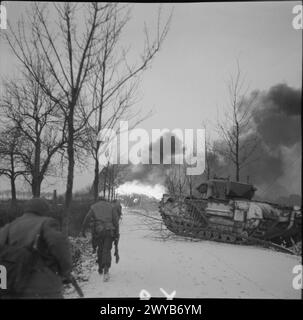 Churchill Krokodil-Flammenwerfer werden gegen das Dorf St. Joost nördlich von Schilberg bei einem Angriff der 1. Gewehrbrigade am 20. Januar 1945 in Nordwesteuropa eingesetzt. Stockfoto