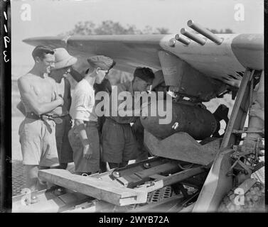 KÖNIGLICHE LUFTWAFFE IM FERNEN OSTEN, 1941-1945. - Armourers legen eine 500-Pfund-GP-Bombe am Flügelpylon einer Republic Thunderbolt Mark II der No. 30 Squadron RAF in Jumchar, Indien, an. Royal Air Force, 30 Squadron Stockfoto