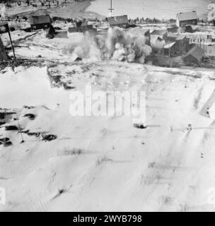 BOMBERKOMMANDO DER ROYAL AIR FORCE, 1942-1945. - Schräge Luftaufnahme, aufgenommen während eines Angriffs auf die Molybdän-Mine in Knaben, Norwegen, von 10 de Havilland Mosquito B Mark IV der No. 139 Squadron RAF, angeführt von ihrem Kommandanten, dem Wing Commander P Shand. Rauch von explodierenden Bomben wird während des Überfalls aus der Waschanlage gespült. Der Angriff war erfolgreich, aber ein Flugzeug wurde von deutschen Kämpfern abgeschossen. Royal Air Force, 139 Squadron, Royal Air Force, 2 Gruppen Stockfoto