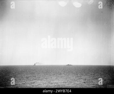 DAS ENDE DES BRITISCHEN FLUGZEUGTRÄGERS HMS EAGLE, WÄHREND ER IM KONVOISDIENST NACH MALTA WAR. AUGUST 1942. - Das EAGLE kappt. , Stockfoto