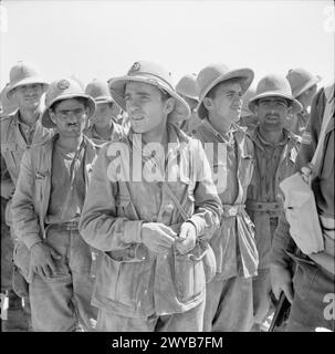 DIE BRITISCHE ARMEE IN NORDAFRIKA 1942 – deutsche und italienische Gefangene wurden während der jüngsten Kämpfe in Libyen am 1. Juni 1942 gefangen genommen. , Stockfoto