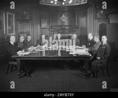 Der Air Council trifft sich im Air Ministry, darunter Sir Harold Howitt, Air Marshals Sir Christopher Courtney, Sir P Babington, Air Chief Marshals Sir Charles Portal, Sir Wilfrid Freeman, Captain H Balfour, Sir Archibald Sinclair, Sir Arthur Street und Air Marshal A G R Garrod. Fotografisches negativ, britische Regierung, 1936-1945. Stockfoto