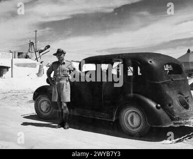 8. NOVEMBER 1944 – Foto der GILBERT-INSELN, einer Gruppe britischer Inseln im Pazifischen Ozean, die nach der Besetzung durch die Japaner wieder an die britische Regierung zurückgegeben wurde. Im November 1943 starteten amerikanische Truppen einen Angriff auf die Inseln und nahmen sie angesichts des verwelkenden japanischen Feuers ein. Auf Apamana Island in den Gilberts lebte Robert Louis Stevenson in einem Haus, das der Tyrannenkönig Tem Binoka für ihn erbaute. Das Bild zeigt: Ein Offizier der Gilbert- und Ellice-Inseln-Labour Stockfoto