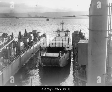 AN BORD DER HMS EASTWAY, DER ERSTEN ANLEGESTELLE. 30. NOVEMBER UND 1. DEZEMBER 1943, GREENOCK. - LCT (3) geht in den LSD. , Stockfoto